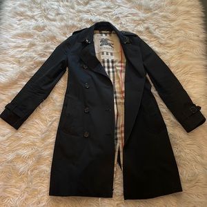Burberry Trench Coat in Kensington Model in Black, Size US 6 with belt